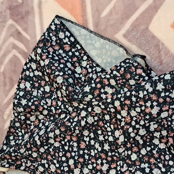 Black and White Floral Blouse with Round Neckline - Picture 3 of 3